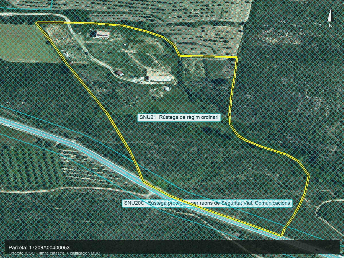 Plano de la parcela 17209A004000530000AA con ortofoto, límite catastral y calificaciones urbanísticas